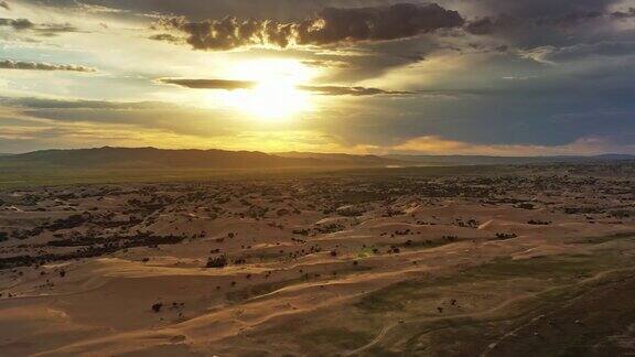 蒙古日落时沙漠中的沙丘