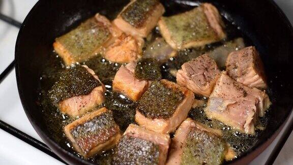 鳟鱼片在煎锅上煎熟