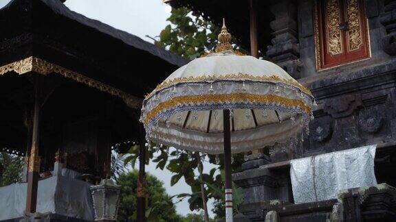 传统巴厘人装饰白黄伞的圣地