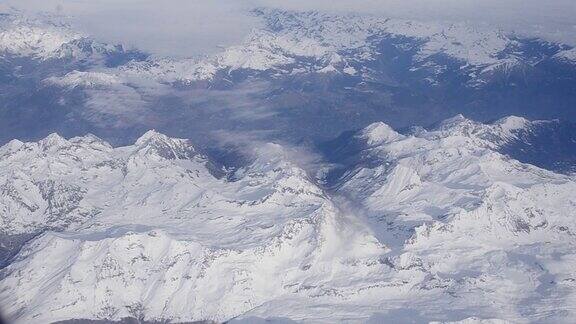 从飞机窗口看到的意大利阿尔卑斯山脉