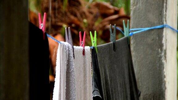 干净的衣服在雨中晾在晾衣绳上