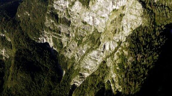 空中拍摄的特里格拉夫山湖泊山谷在晨光