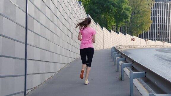 慢镜头女子在城市道路附近慢跑