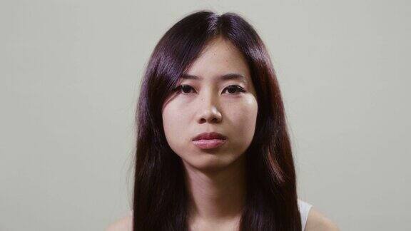 亚洲女人的肖像看着相机年轻人的情绪