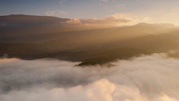 4K视频和无人机拍摄的航拍画面在雾蒙蒙的海面上山谷里清晨的阳光和美丽的景色