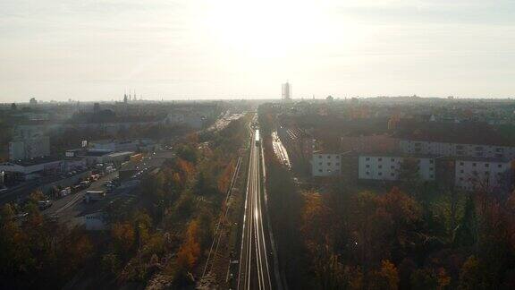 高架俯瞰火车轨道通过城市与火车在远处空中视野