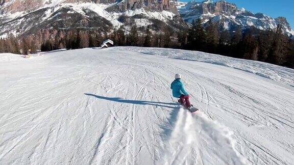 女子单板滑雪从滑雪坡上滑下