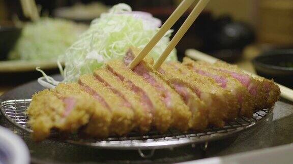 日本料理:日式蒸饭上的猪排配咖喱