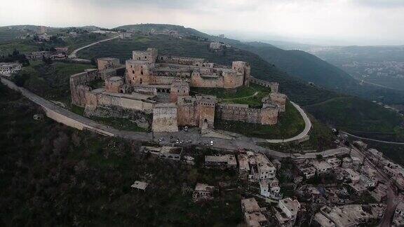 叙利亚的KrakdesChevaliers城堡叙利亚战争后一座废墟山顶上的中世纪城堡用无人机鸟瞰