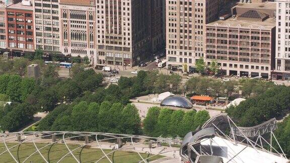 从芝加哥市中心的建筑后面看到云门