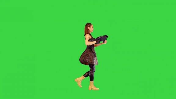 穿着军装的动漫角色女孩拿着机关枪走在绿屏上ChromaKey