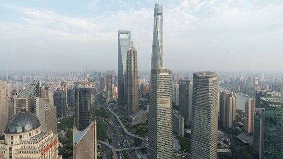 4k时间推移:鸟瞰上海城市著名的摩天大楼和道路上的交通在白天平移镜头