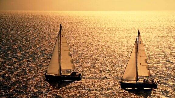 在夕阳下航行的游艇帆船豪华游艇航海