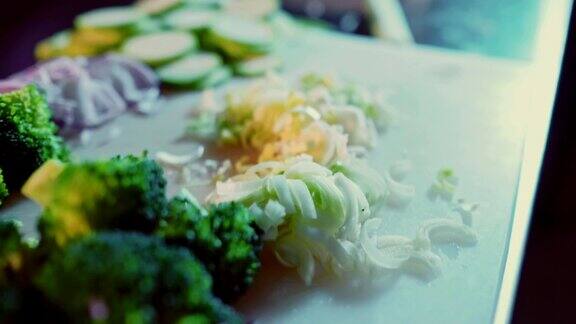 放大切菜板上的蔬菜片