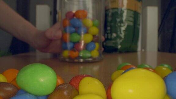 微距特写镜头通过一堆彩色糖果使用新的微距镜头