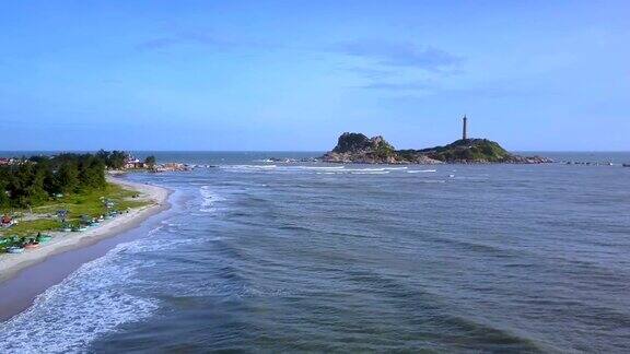 海浪翻滚的海岸线上的岛屿高灯塔