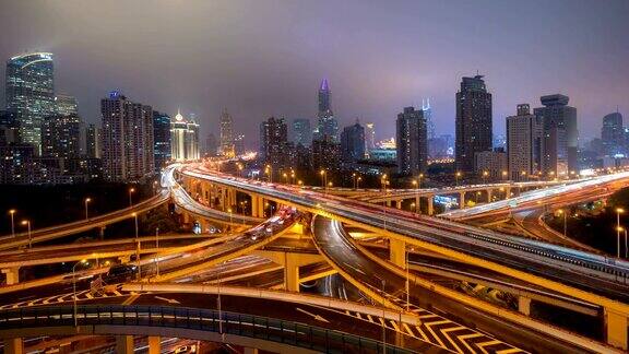 航拍延时摄影日暮降临后的上海市高架上的车流