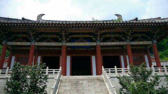 中国古寺建筑在森林中蓝天白云之间