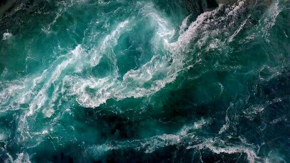 江水和大海的波浪在涨潮和退潮时相遇