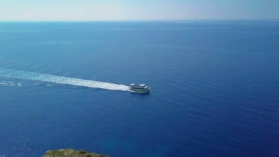 一艘游轮在地中海上航行-航拍镜头