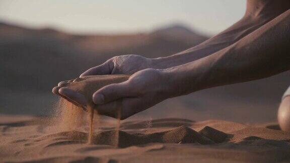 沙子从指缝间滑落女人的手拿起了沙子
