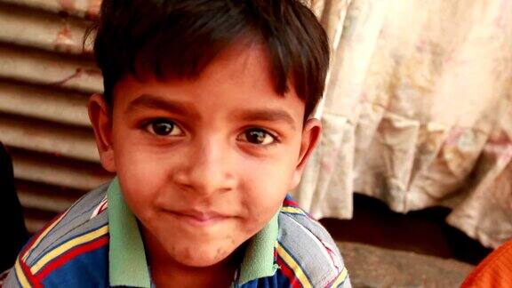 农村印度男孩看着相机
