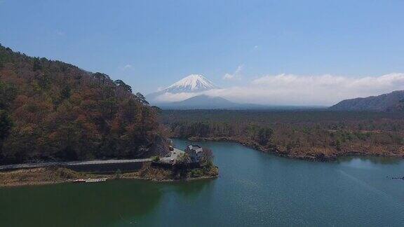 富士山从正二湖与蓝天日本富士航拍视频