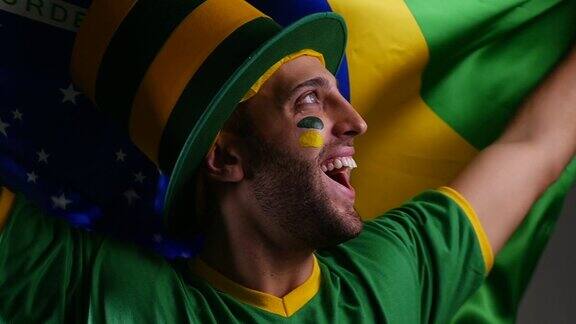 巴西人举着巴西国旗庆祝