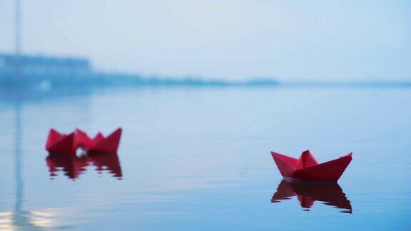 漂浮在水面的折纸小船