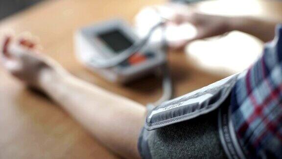 一位妇女在测量她的血压