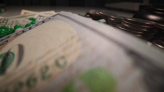 美元钞票和硬币躺在医用胶囊中