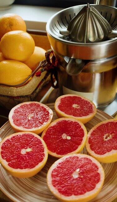 一盘切好的葡萄柚在榨汁机前旋转健康食品和素食主义