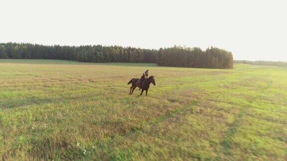 黑发碧眼的女孩骑马长发在风中飘动
