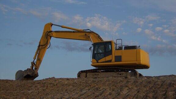 挖掘机在蓝天延时施工现场黄色重型设备铲