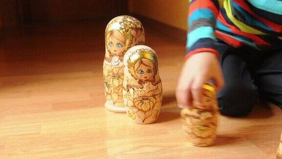孩子们在玩俄罗斯娃娃