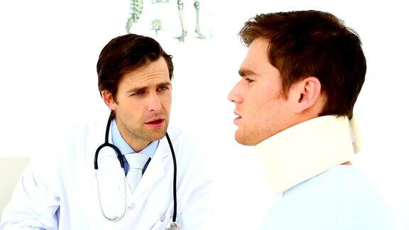 医生与颈部受伤的病人谈话