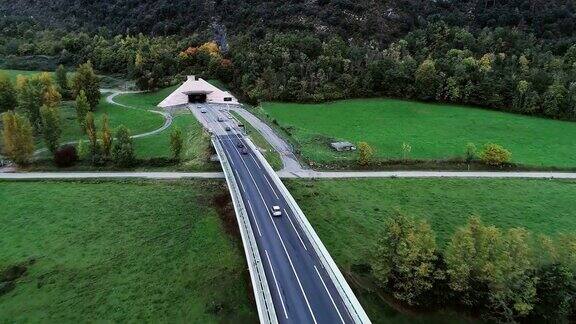 汽车在高速公路行驶进入隧道