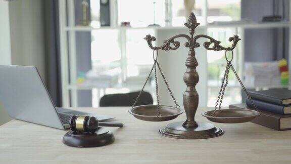金色的司法鳞片和木槌法律虎皮笔记本电脑法律服务司法咨询和法律概念说明