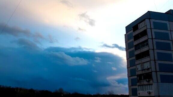 云在多层建筑上移动