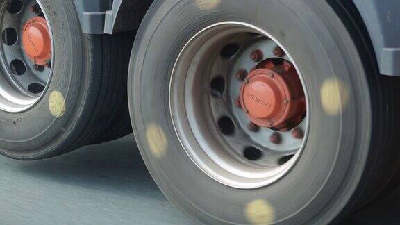 卡车轮胎在高速公路上旋转的4K慢镜头特写