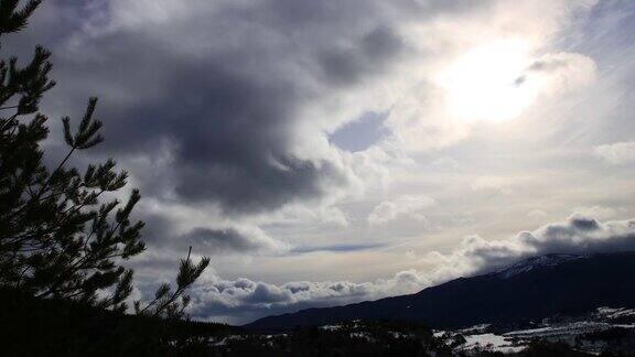 在法国比利牛斯山拍摄的卡西尔雪山