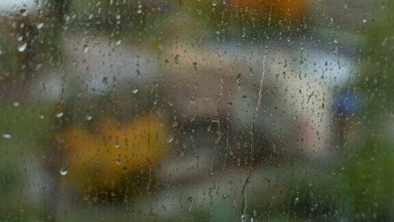 雨落在玻璃上