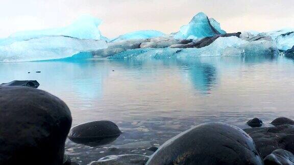 冰岛南部Jokulsarlon冰湖流水中的蓝色冰山