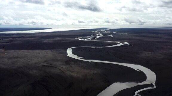 航拍冰岛南部一条引人注目的河流