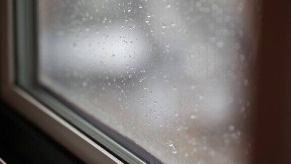 特写雨滴在窗户上