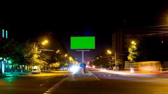 以城市交通为背景的长时间曝光的绿色屏幕广告牌时间流逝摄像机移开了