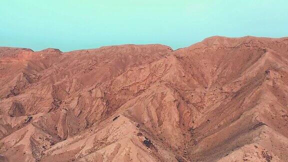 4K无人机镜头鸟瞰梅里哈沙漠的化石岩石与沙波阿拉伯联合酋长国沙丘沙漠的地质景观无人机视频