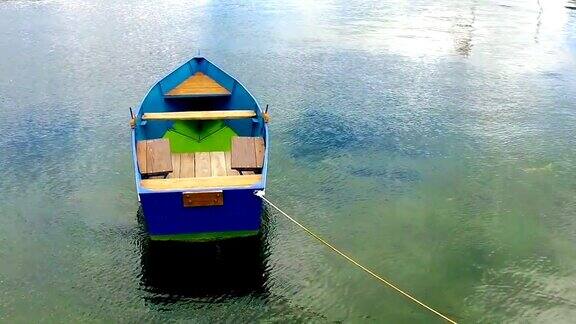 马其顿的奥赫里德平静的湖面上倒影着五彩缤纷的渔船