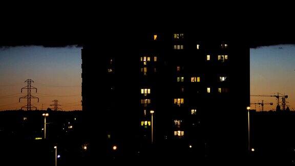 时间流逝的住宅街区在夜晚与移动的云背景