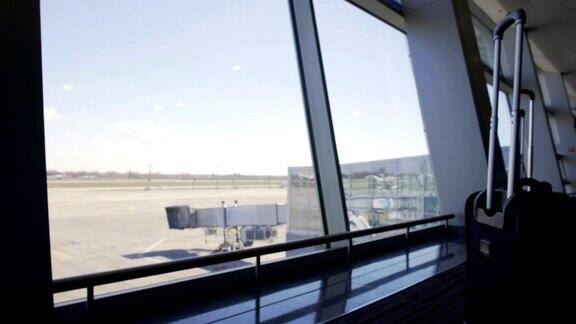 通过航站楼窗口登机口和机场空跑道交通